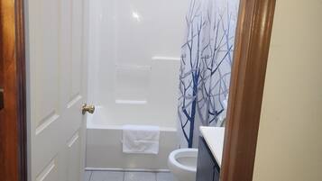 Douche, serviettes fournies, papier toilette