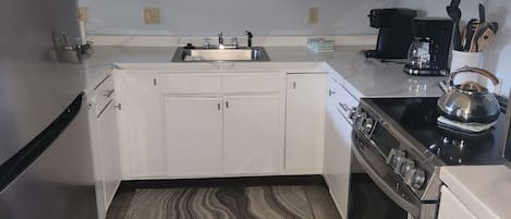 Frigorifero, microonde, forno, piano cottura