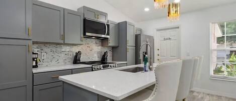 Refrigerador, microondas, horno y parrilla de estufa