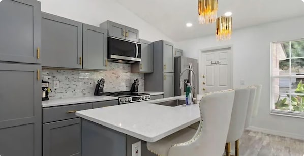 Kühlschrank, Mikrowelle, Ofen, Herdplatte