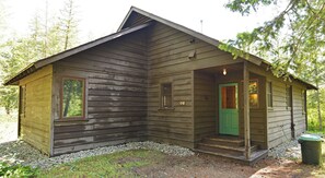 Exterior - Rustic Two Bedroom Cabin (Mazama)