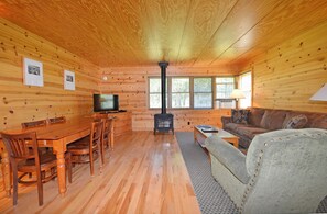 TV, fireplace, DVD player, books - Rustic Two Bedroom Cabin (Mazama)