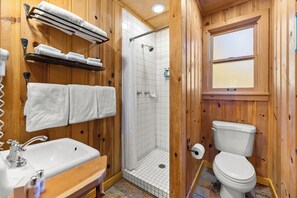 Shower, hair dryer, towels - Rustic Rural Studio Cabin (Mazama)