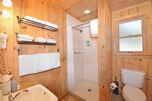 Een douche, een haardroger, handdoeken