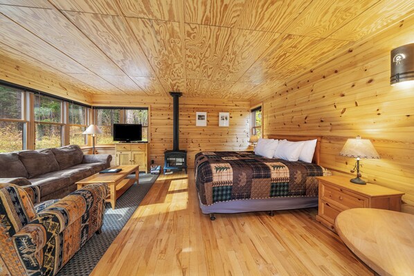 Room - Rustic Rural Studio Cabin (Mazama)