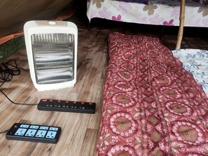 Deluxe tweepersoonskamer, balkon, uitzicht op tuin | Een laptopwerkplek, een strijkplank/strijkijzer