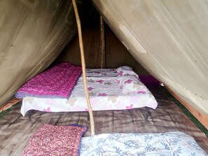 Een laptopwerkplek, een strijkplank/strijkijzer