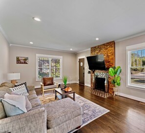 Living area - 3-bedroom house in wonderful Birmingham with AC, WiFi (Birmingham)