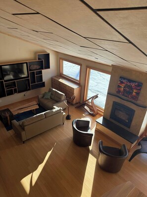 Smart TV, fireplace, books