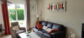 Smart TV, DVD player, books, stereo
