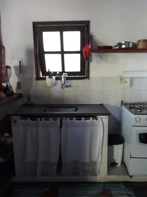 Fridge, stovetop, blender, cookware/dishes/utensils