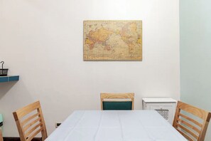 Dining - Spacious 4-bedroom apartment with AC and WiFi in vibrant center Buenos Aires (Buenos Aires)