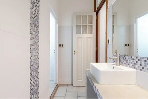 Shower, hair dryer, towels, soap - Spacious 4-bedroom apartment with AC and WiFi in vibrant center Buenos Aires (Buenos Aires)