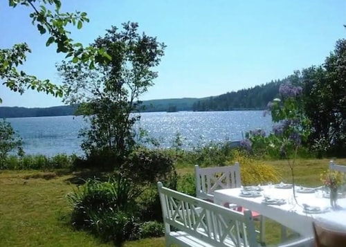 Large, child-friendly villa by the beach. WIFI.