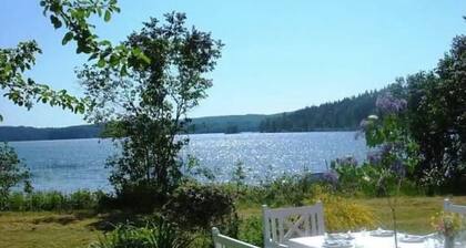 Large, child-friendly villa by the beach. WIFI.