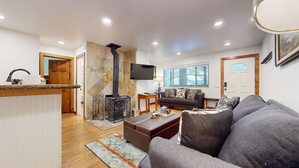 TV, fireplace, offices - NEW! Meridian Villas #10 (2-Bedroom Condo) with Pool (Mammoth Lakes)