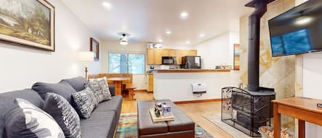 Tv, eldstad och kontor