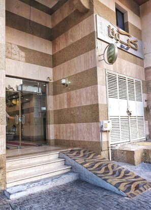 المنشأة م�ن الخارج