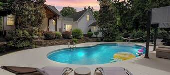 Luxury Retreat & Heated Pool Downtown Simpsonville