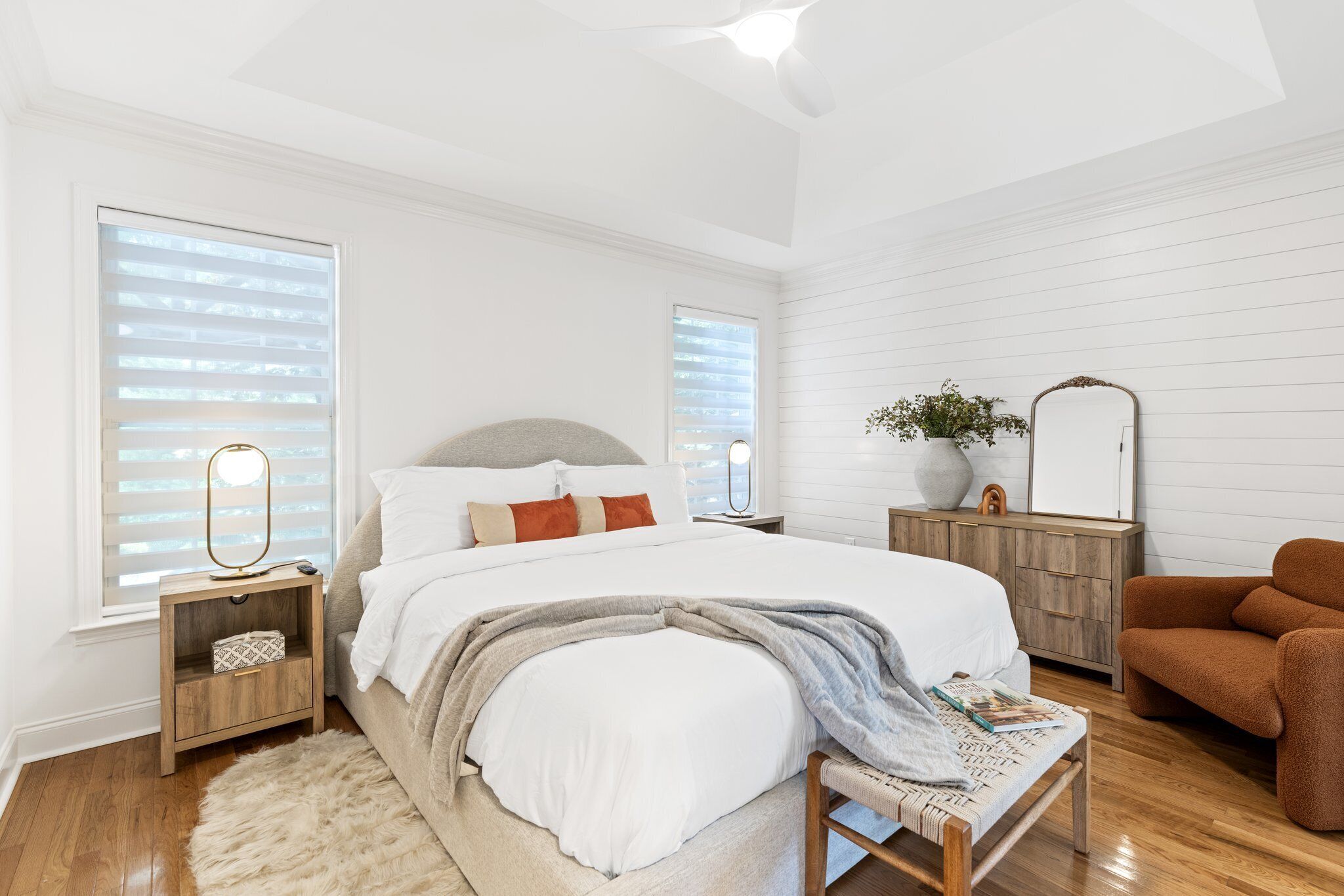 4 soverom, skrivebord, strykejern/-brett og reiseseng for barn