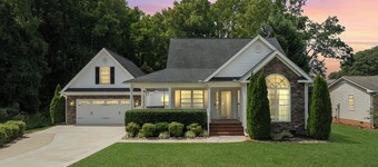 Luxury Retreat &Heated Pool Downtown Simpsonville-Game Room and more Up to 8 ppl