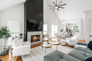 TV connectée, cheminée, table de tennis de table