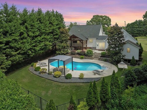 Luxury Retreat & Heated Pool Downtown Simpsonville