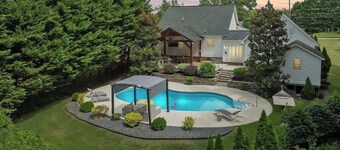 Luxury Retreat & Heated Pool Downtown Simpsonville