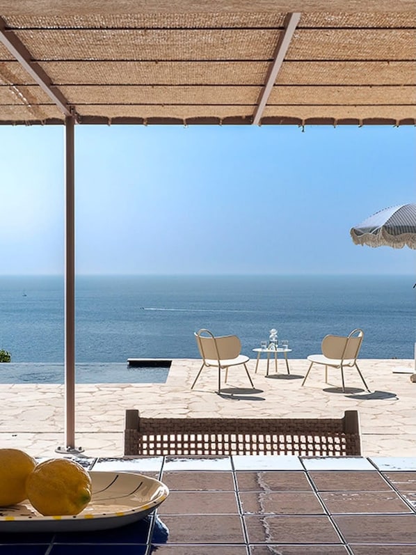 Terrace/patio - Villa with a 180° ocean view, renovated in 2024—a little paradise in Rayol Canadel (Rayol-Canadel-sur-Mer)