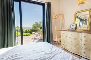6 slaapkamers, een strijkplank/strijkijzer, wifi, beddengoed