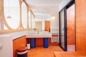 A modern bathroom with two sinks, a large mirror, and a glass shower enclosure. - 180° sea view villa, renovated in 2024, a little paradise in Rayol Canadel (Rayol-Canadel-sur-Mer)