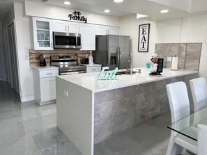 Private kitchen - Grand Luxury 3BR Penthouse near Disney Parks #2 (Kissimmee)