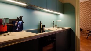 A modern kitchen with a built-in stove, a sink, and a dishwasher. - ReLiving – Your Group’s Perfect Getaway (Luzern)