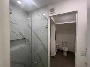 Ducha, secador de pelo, toallas, jabón