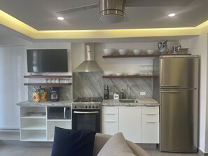 Kühlschrank, Mikrowelle, Ofen, Herdplatte