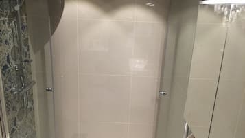 Haartrockner, Handtücher, Toilettenpapier