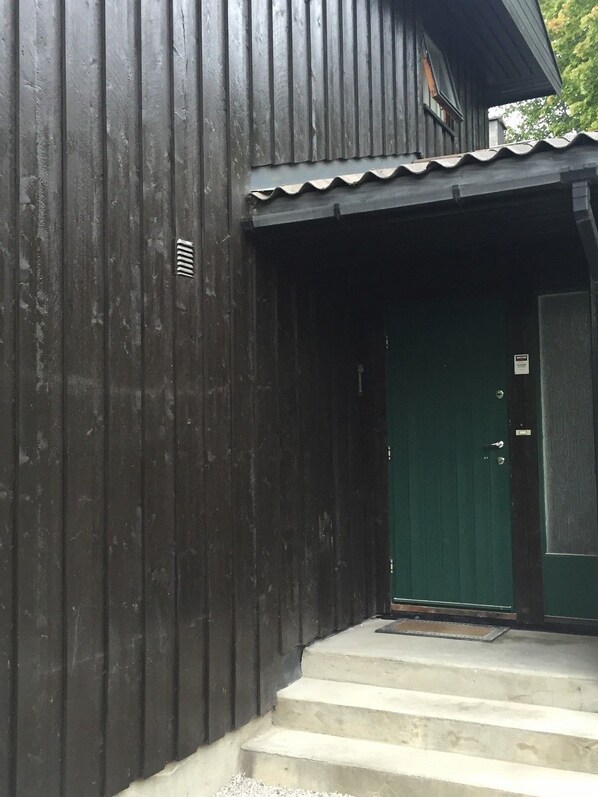 A wooden building with a green door and a small porch with steps leading up to it. - PLATINUM HOUSE OSLO - Centrally located with all facilities (Oslo)
