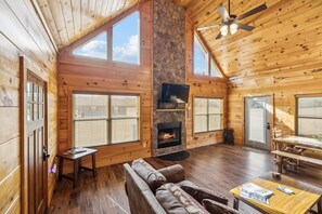 Smart TV, fireplace, video games - You WOOD love it here! (Cosby)