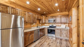 Een koelkast, een magnetron, een oven, een kookplaat