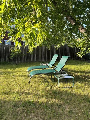 Property grounds - The Green On Bancroft: Fabulous Organic Family Home  (Gatineau)