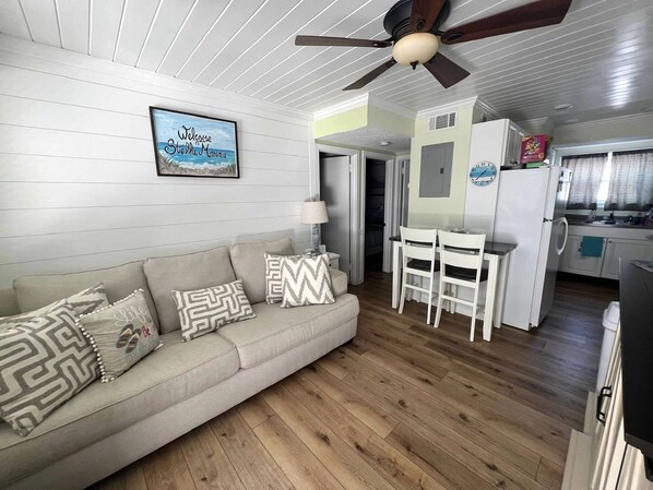 Smart TV, fireplace - Beach Block 2-bedroom condo with AC, WiFi in delightful Wildwood (Wildwood)