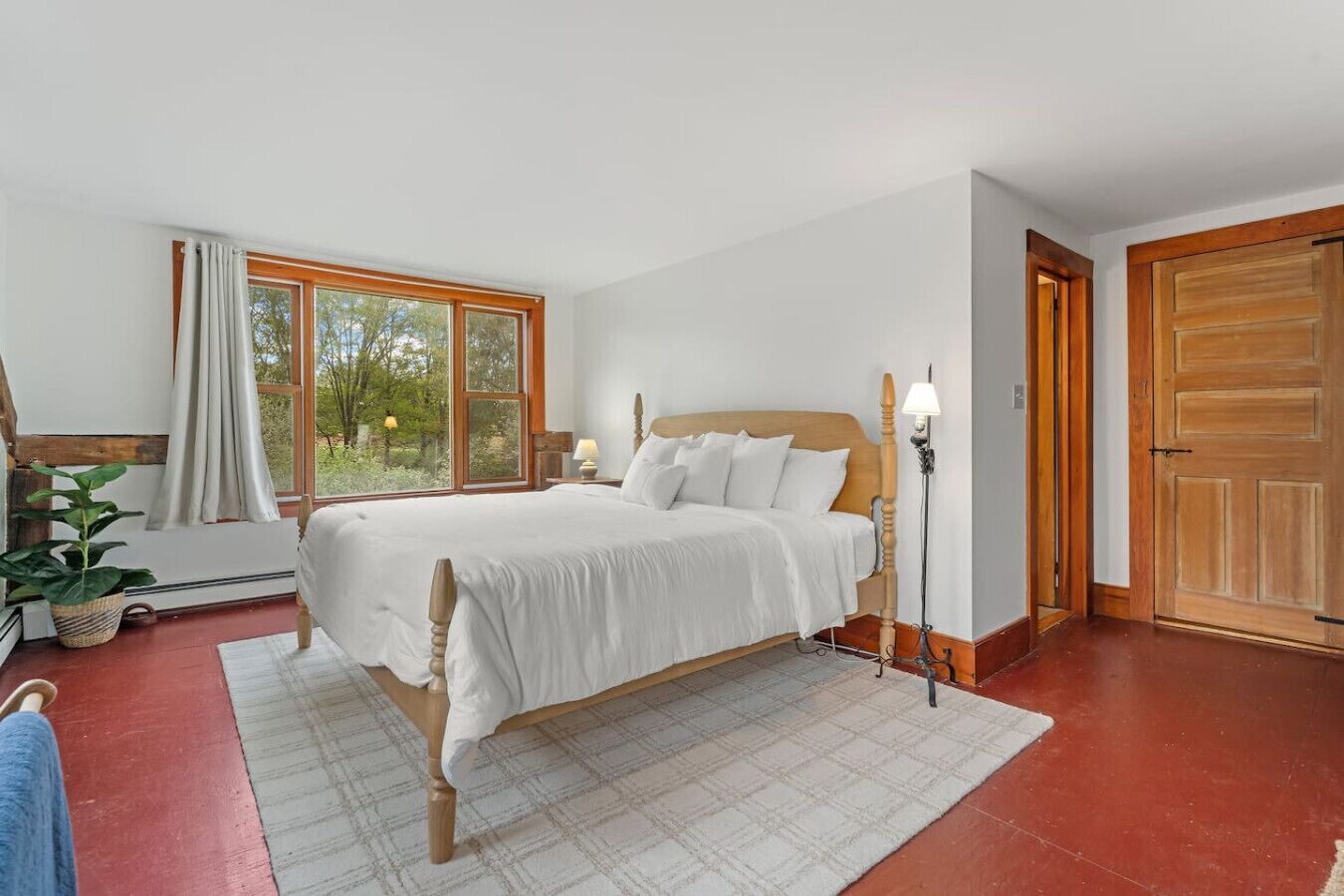 2 slaapkamers, een bureau, een strijkplank/strijkijzer, reisbedje