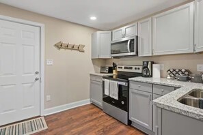 Fridge, microwave, oven, stovetop - Townhouse near WKU & Mammoth Cave (Bowling Green)