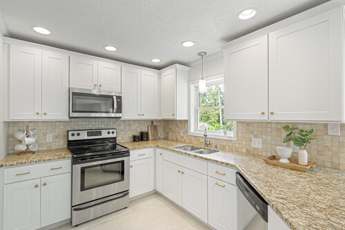  Upscale Living Beautiful 4/3  Mid/Long term rental in best of West Knoxville!!