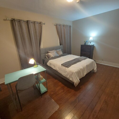 2-bedroom house - bring the pets!