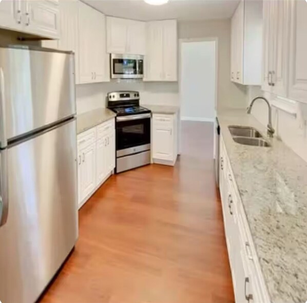 冷蔵庫、電子レンジ、オーブン、コンロ