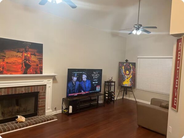Smart TV, lareira, videogames