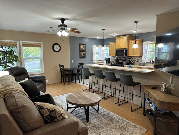 TV - Custer Cottage / Fenced Yard (Billings)