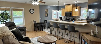 Custer Cottage / Fenced Yard