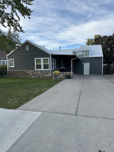 Custer Cottage / Fenced Yard